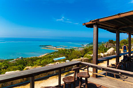 沖繩南部|超人氣咖啡廳Cafe薑黃花、沖繩世界文化王國、系滿海鮮市場、瀨長島、Outlets購物中心一日遊・中文導遊・雙人同行享八折